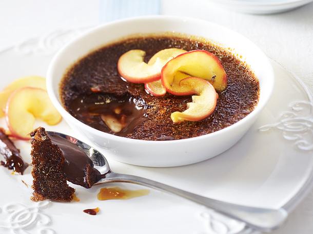 Schokoladen-Crème-brûlée mit Karamelläpfeln Rezept | LECKER