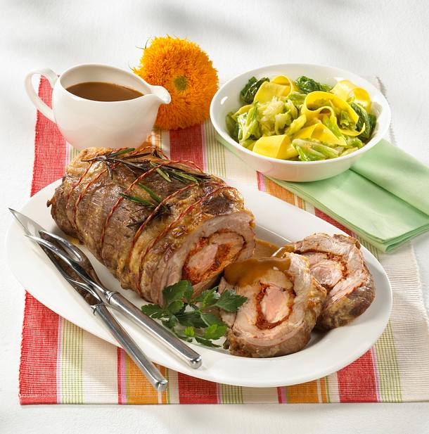 Schweinerollbraten gefüllt mit rotem Pesto Rezept | LECKER