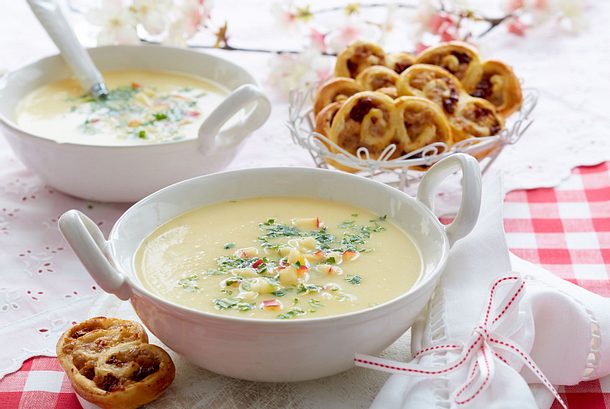 Sellerie-Apfelsuppe mit würzigen Schweineöhrchen Rezept Sellerie-Apfelsuppe mit würzigen Schweineöhrchen Rezept