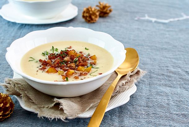 Selleriesuppe mit Mettflöckchen und Kartoffelcroûtons Rezept Selleriesuppe mit Mettflöckchen und Kartoffelcroûtons Rezept