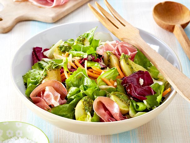 Sommersalat mit neuen Kartoffeln und Pesto Rezept Sommersalat mit neuen Kartoffeln und Pesto Rezept