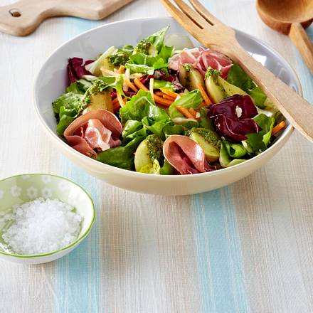Sommersalat mit neuen Kartoffeln und Pesto Rezept Sommersalat mit neuen Kartoffeln und Pesto Rezept