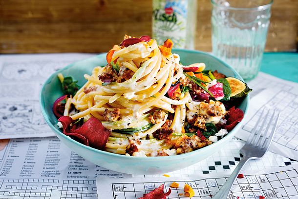 Spaghetti mit Hack-Feta-Soße und Gemüsechips Rezept Spaghetti mit Hack-Feta-Soße und Gemüsechips Rezept