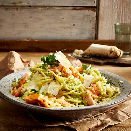 Spaghetti mit Lachs und Petersilienwurzel-Pesto Rezept Spaghetti mit Lachs und Petersilienwurzel-Pesto Rezept
