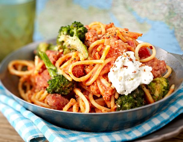 Spaghettipfanne mit Zwiebelmett in Harissa-Tomatensoße Rezept | LECKER