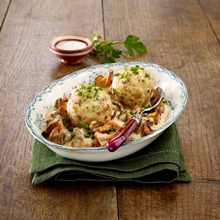 Speck-Kräuter-Knödel mit Pilz-Ragout Rezept Speck-Kräuter-Knödel mit Pilz-Ragout Rezept