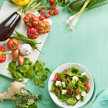 Spinat-Bohnen-Salat mit Tomaten und Schafskäse Rezept Spinat-Bohnen-Salat mit Tomaten und Schafskäse Rezept
