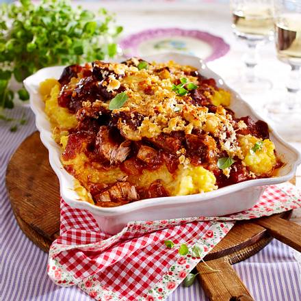 Steckrüben-Gulasch-Pie mit Käse-Brösel-Kruste Rezept Steckrüben-Gulasch-Pie mit Käse-Brösel-Kruste Rezept