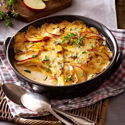 Steckrüben-Kartoffel-Gratin mit Apfelscheiben und Gorgonzola Rezept Steckrüben-Kartoffel-Gratin mit Apfelscheiben und Gorgonzola Rezept