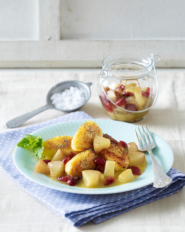 Süße Kartoffel-Quark-Nockerln mit Birnen-Cranberry-Kompott Rezept | LECKER