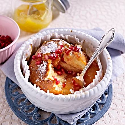 Süßer Brötchen-Auflauf mit Lemon Curd und Granatapfelkernen Rezept Süßer Brötchen-Auflauf mit Lemon Curd und Granatapfelkernen Rezept