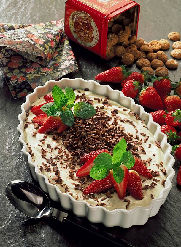 Tiramisu mit Erdbeeren Rezept | LECKER