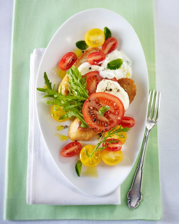 Tomaten-Rauke-Salat auf geröstetem Knoblauchbrot mit Mozzarella Rezept ...