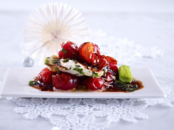 Tomaten-Türmchen in Balsamico-Crema Rezept Tomaten-Türmchen in Balsamico-Crema Rezept