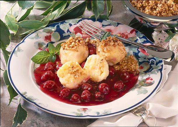 Topfenknödel mit Kirschkompott Rezept | LECKER