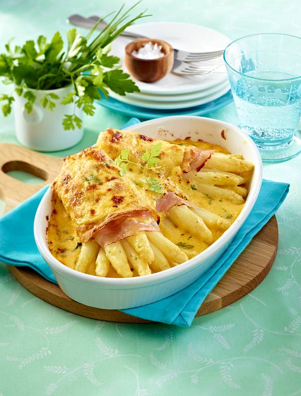 Überbackene Spargel-Crespelle mit Käse-Kräuter-Hollandaise Rezept | LECKER