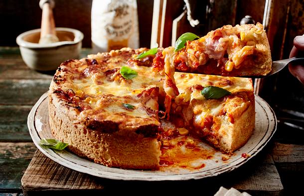 Üppig belegte Deep-Dish-Pizza Rezept Üppig belegte Deep-Dish-Pizza Rezept