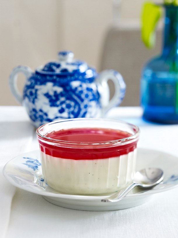 Vanille-Joghurt-Panna-cotta mit Granatapfelsoße Rezept | LECKER