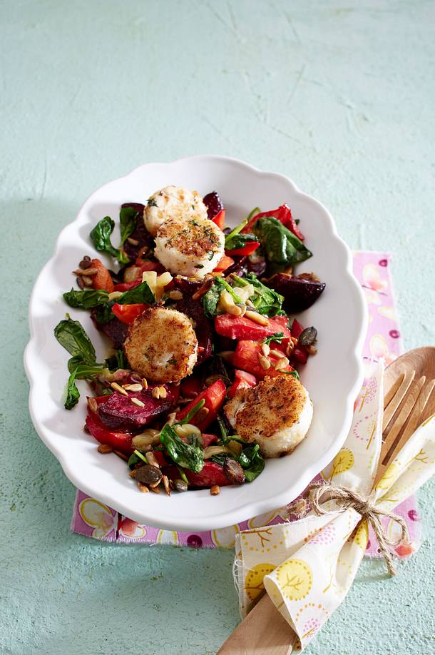Winterlicher Salat mit paniertem Ziegenkäse Rezept | LECKER