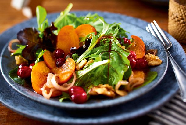 Wintersalat mit Kaki und Cranberrysoße Rezept Wintersalat mit Kaki und Cranberrysoße Rezept