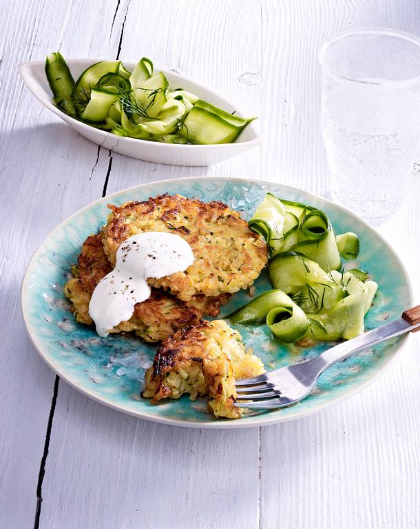Zucchini-Reis-Puffer mit Gurkensalat Rezept | LECKER