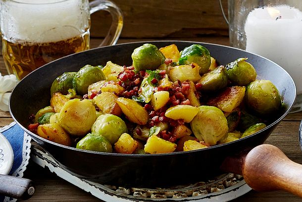 Zünftiges Rosenkohl-Kartoffel-Gröstl Rezept Zünftiges Rosenkohl-Kartoffel-Gröstl Rezept