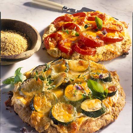 Zweierlei Hirsepizza mit Kräuter-Frischkäse, Zucchini und Tomaten