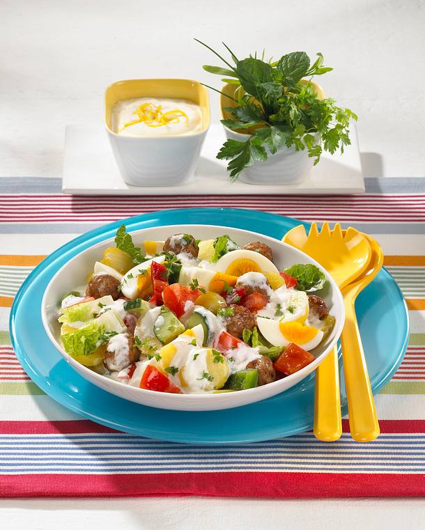 Kartoffelsalat Mit Mettballchen Gurke Tomate Paprika Zwiebeln Und Romersalat Rezept Lecker