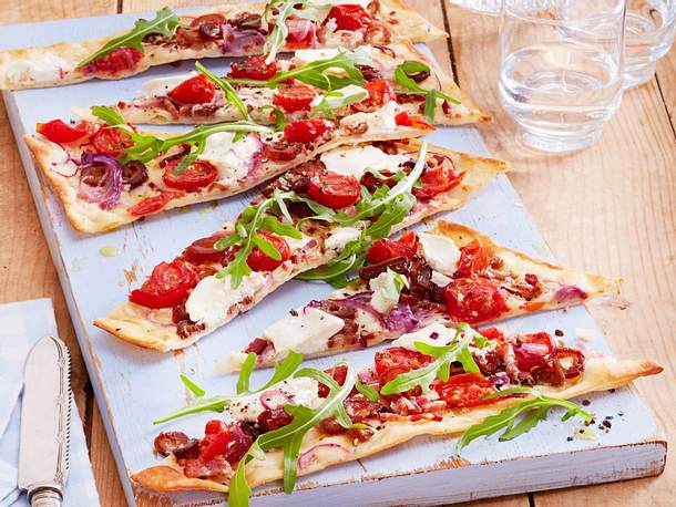 Flammkuchen „flinke Ziege“ mit Datteln & Honig-image