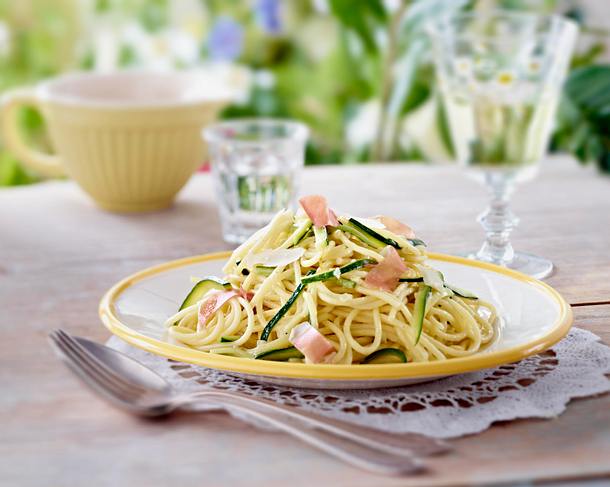 Spaghetti In Zucchini Zitronen Sahnesosse Rezept Lecker