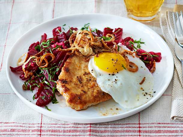 Schnitzel Mit Spiegelei Und Rote Bete Salat Rezept Lecker