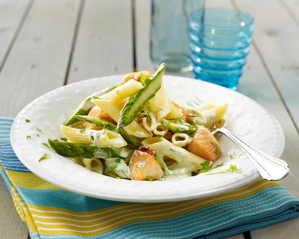 Penne Mit Lachs Grunem Spargel Auf Estragon Mascarponeschaum Rezept Lecker