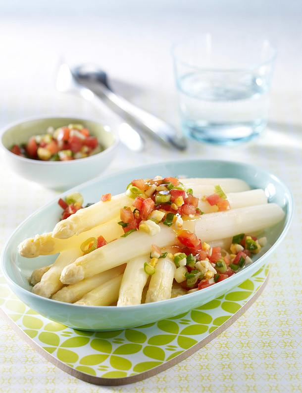 Spargelplatte mit Salsa-image