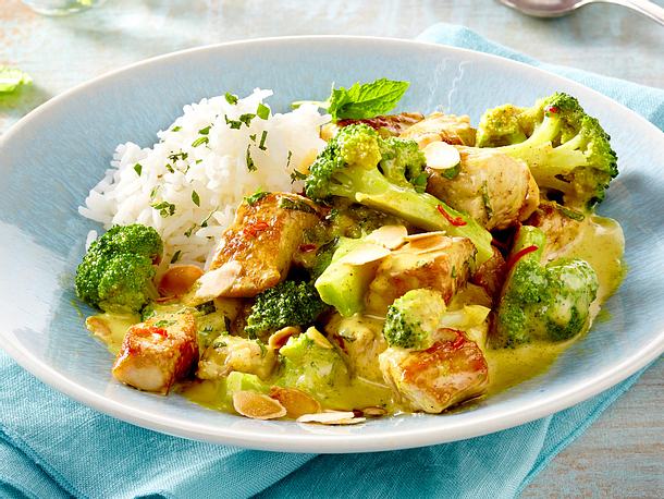 Schnelles Putencurry Mit Brokkoli Chili Minze Und Mandelblattchen Rezept Lecker