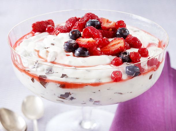 Stracciatella Quarkcreme Mit Gemischten Beerenfruchten Und Schokolade Rezept Lecker