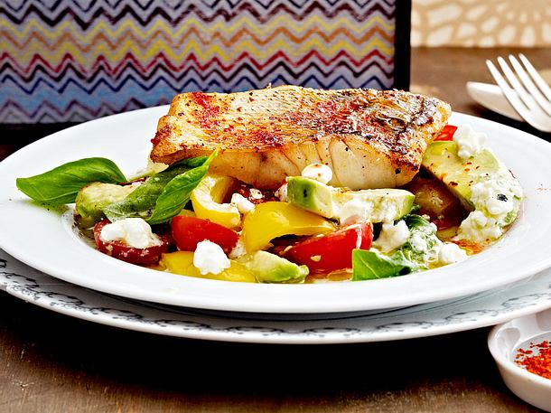 Krosses Zanderfilet Mit Avocado Huttenkase Salat Rezept Lecker 