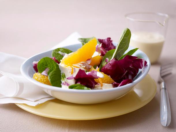Wintersalat mit Apfelsinen und Joghurtsoße Rezept Wintersalat mit Apfelsinen und Joghurtsoße Rezept
