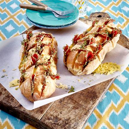 "Zupfbrot" mit Pfeffersalami und Käse Rezept "Zupfbrot" mit Pfeffersalami und Käse Rezept