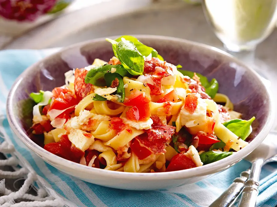 10-Minuten-Nudeln mit Tomate-Mozzarella 10-Minuten-Nudeln mit Tomate-Mozzarella