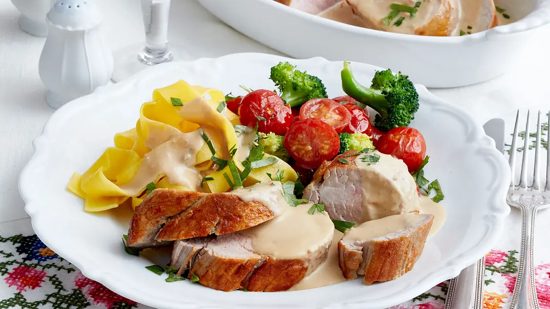 12-Stunden-Filet in feiner Rahmsoße mit Bandnudeln Rezept - Foto: LECKER @ Bauer Media Group 12-Stunden-Filet in feiner Rahmsoße mit Bandnudeln Rezept - Foto: LECKER @ Bauer Media Group