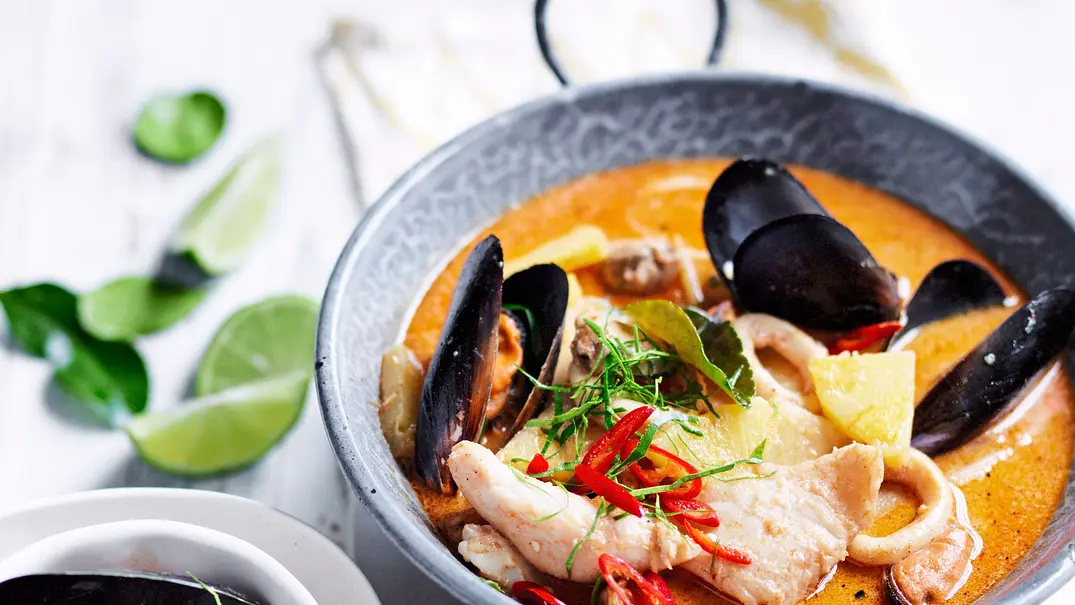 Seafood-Curry in einer Schale angerichtet und mit Chili serviert - Foto: LECKER @ Bauer Media Group Seafood-Curry in einer Schale angerichtet und mit Chili serviert - Foto: LECKER @ Bauer Media Group