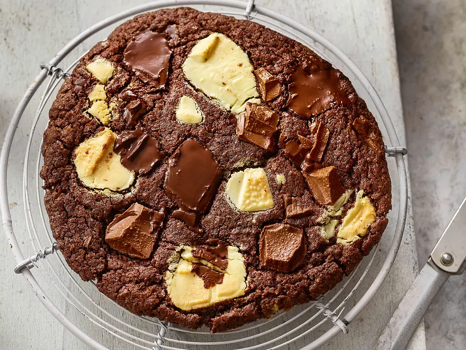Riesen-Cookie aus dem Airfryer Großer Schoko-Cookie mit weißen und dunklen Schokoladenstückchen auf einem Abkühlgitter