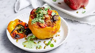 Gesunde Airfryer-Rezepte: Gefüllte Paprika mit grüner Soße auf Teller. - Foto: StockFood / Are Media Gesunde Airfryer-Rezepte: Gefüllte Paprika mit grüner Soße auf Teller. - Foto: StockFood / Are Media