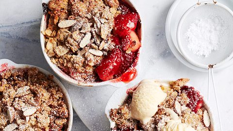 Apfel-Erdbeer-Crumble Rezept - Foto: House of Food / Bauer Food Experts KG