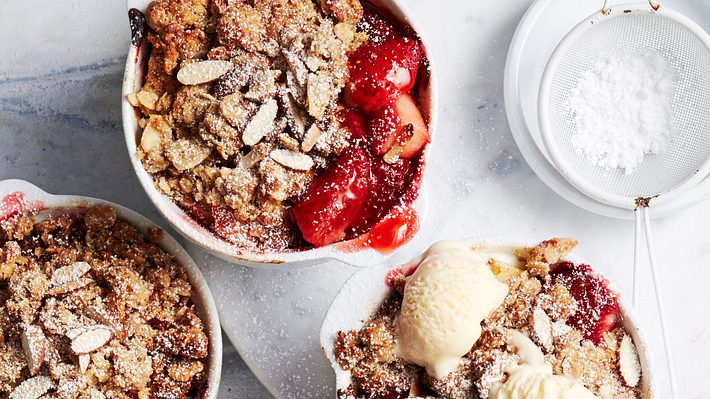 Apfel-Erdbeer-Crumble Rezept - Foto: House of Food / Bauer Food Experts KG