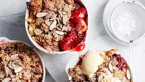 Apfel-Erdbeer-Crumble Rezept - Foto: LECKER @ Bauer Media Group Apfel-Erdbeer-Crumble Rezept - Foto: LECKER @ Bauer Media Group