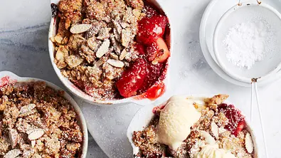 Apfel-Erdbeer-Crumble Rezept - Foto: LECKER @ Bauer Media Group