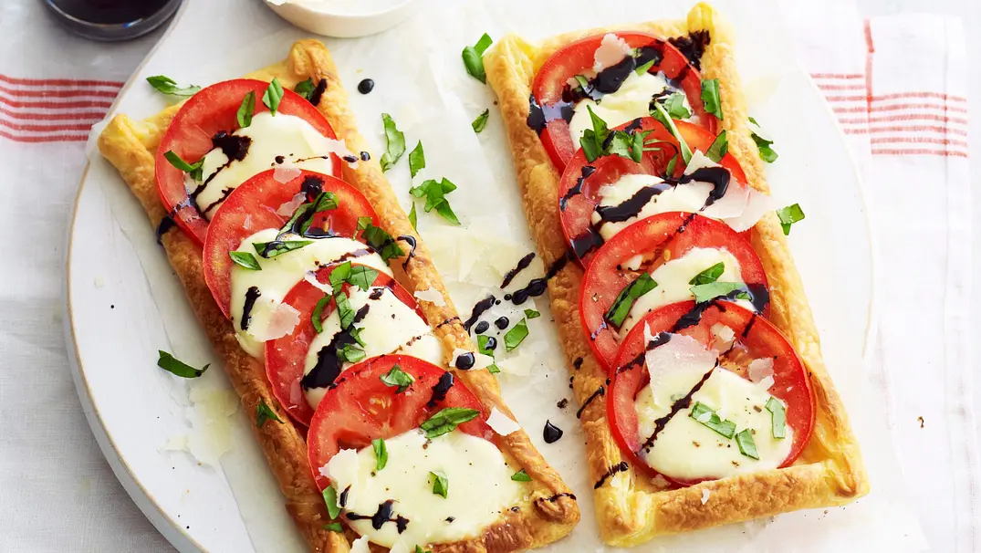Panino aus Blätterteig: Caprese-Tartes Rezept - Foto: LECKER @ Bauer Media Group Panino aus Blätterteig: Caprese-Tartes Rezept - Foto: LECKER @ Bauer Media Group