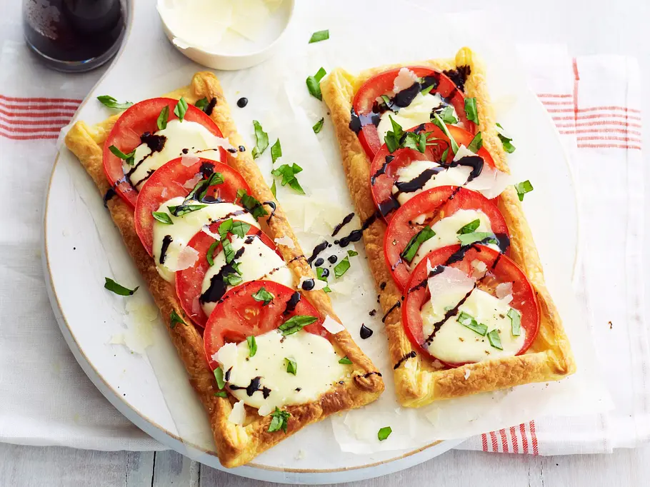 Panino aus Blätterteig: Caprese-Tartes Rezept Panino aus Blätterteig: Caprese-Tartes Rezept