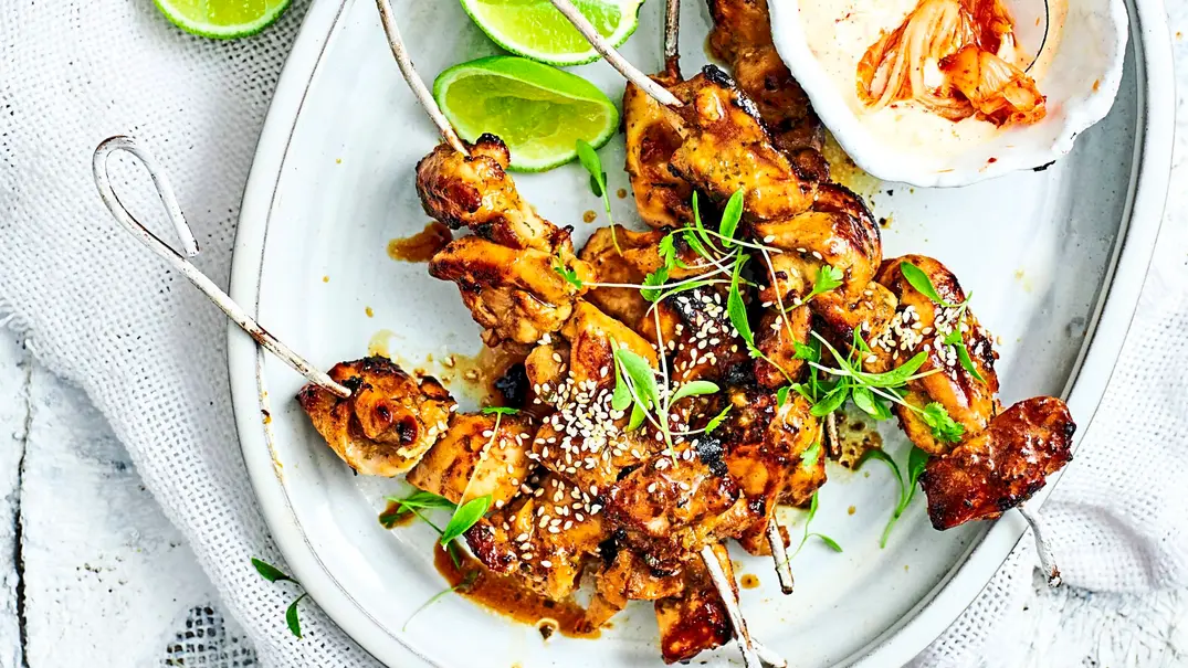 Gegrillte Hähnchenspieße mit Kimchi-Mayo Rezept - Foto: LECKER @ Bauer Media Group Gegrillte Hähnchenspieße mit Kimchi-Mayo Rezept - Foto: LECKER @ Bauer Media Group